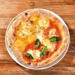 定番人気のマルゲリータとクアトロフォルマッジの2つのピザを1度に楽しめるハーフ＆ハーフピザ。