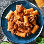 国産牛使用。リガトーニにじっくりと煮込んだ旨味たっぷりのソースが絡んだARATA自慢の一品！