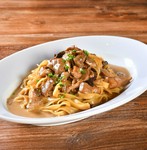 タリアテッレの太麺が、鶏とポルチーニのソースに絡みます！白ワインと相性◎