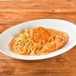 フレッシュな生雲丹を贅沢に使用したトマトクリームパスタ。幸せの一品です。