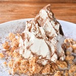 ラム香る栗とスポンジのフィリングを生クリームで包み込みました。さくさくのクランブルとの相性が楽しい一品です。