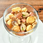 数種類のナッツをMIX。味と食感の違いをお楽しみください。