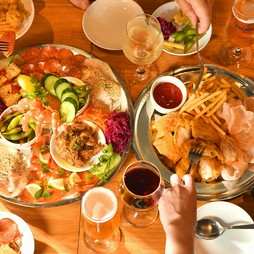 ARATAおすすめの前菜が楽しめるコース。友人とシェアしたり…ちょうどいいコース。