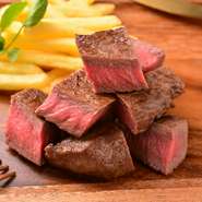 薪でじっくりと加熱されたお肉は、程よく水分が保たれジューシーに仕上がります。お肉をつつむスモーキーな香りが食欲をそそること間違いなし。