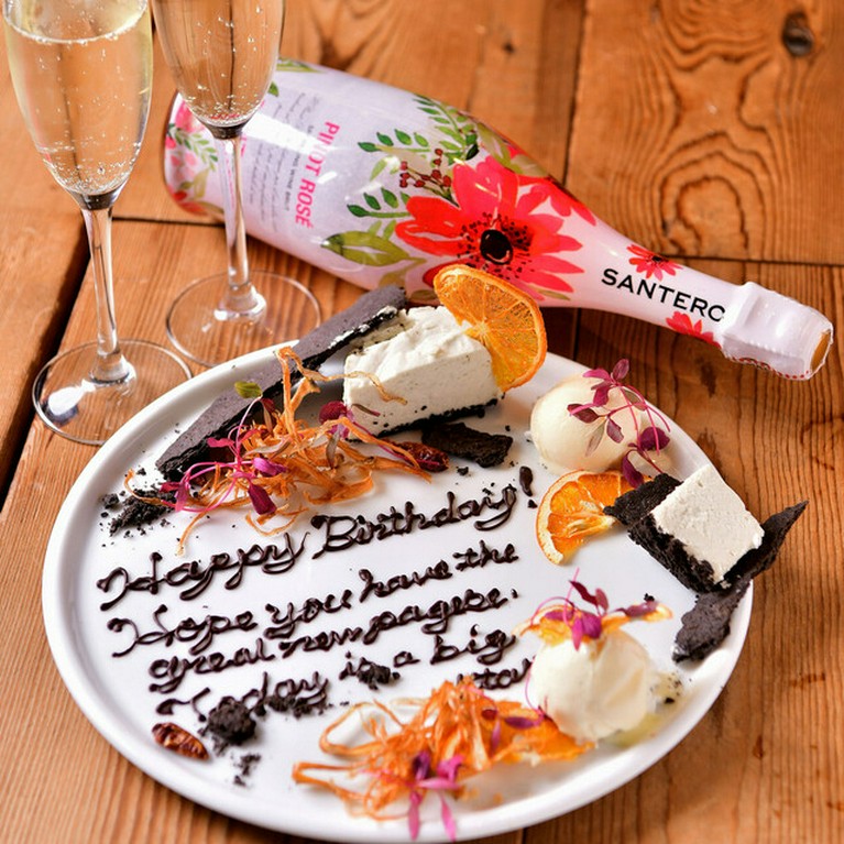 誕生日の方にメッセージプレートでサプライズ