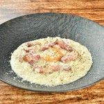 キャラメルオニオンカルボナーラ・・・1,408円
鶏とポルチーニのクリームソース・・・1,188円
明太子カルボナーラ・・・1,628円
生ハムとキノコのリゾット・・・1,628円

※画像はキャラメルオニオンです。