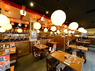 温かみのあるアットホームな店内でくつろぐ