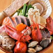 名物のちゃんこ鍋はオールシーズンOK！　具材はもちろん、スープからも素材の旨味を感じられる一品です。