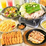 大阪名物の串かつ、お好み焼き、新世界名物のもつ鍋を含む料理全8品の宴会コース