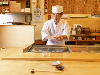 大将との会話も楽しめるカウンター