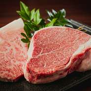 脂の上品な甘みをもつサーロイン、やわらかな肉質のシャトーブリアンなど、提供するのはA5ランクの黒毛和牛のみ。じっくり熟成させることで肉の旨みを最大限に引き出します。美しいサシは最高級ランクの証です。