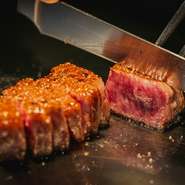目の前でカットしてくれるステーキは塩・胡椒でシンプルな味付け。熟成肉を堪能するなら、ミディアムレアがおすすめです。薬味は塩、わさび、ガーリックチップ、ムース状にした“泡醤油”の4種からお好みで。