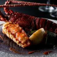 食べ応えのある伊勢海老と黒毛和牛ステーキがついた豪華なコース