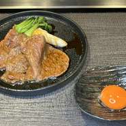 最高級A5黒毛和牛の焼すきとステーキの鉄板焼きを楽しむことができるコースです。