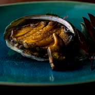 鉄板焼き当店一押しのコースです！
メインデッシュは黒毛和牛ステーキ。
あわびなど高級食材も多数！　