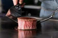 海鮮の鉄板焼きとA5ランクの黒毛和牛ステーキを含む究極のコースを大切な方と過ごしませんか