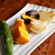 旬の京野菜をギリシャのエキストラバージンオイルで素焼きにし、シチリアの塩でいただく一皿。旬野菜ならではの力強い味わいを楽しめます。
3種盛…800円
5種盛…1,100円