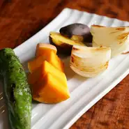 旬の京野菜をギリシャのエキストラバージンオイルで素焼きにし、シチリアの塩でいただく一皿。旬野菜ならではの力強い味わいを楽しめます。
3種盛…800円
5種盛…1,100円
