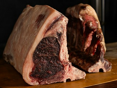 熟成黒毛和牛の骨付き塊肉