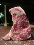肉の巨匠 滋賀県南草津の精肉店 サカエヤの新保さんから仕入れる熟成肉
そのなんとも言えない香りと味わい 鉄板焼きならではの美味しさをご堪能ください