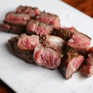 選び抜かれた黒毛和牛を堪能できるメニュー。鉄板で焼き上げられています。上質な素材の味を楽しむには、塩だけで味わうのがオススメです。