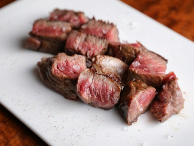 上質な肉を満喫する『黒毛和牛の熟成肉150g』