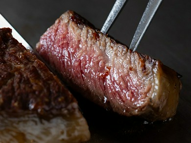 上質な肉を満喫する『黒毛和牛の熟成肉150g』