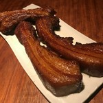 オリジナルのチップで燻製します
下味は1週間以上
これぞ燻製ベーコンです