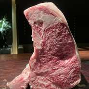 「サカエヤ」さんの和牛経産牛の骨付きの塊サーロイン
ひと口噛めば旨味ある肉汁が口の中全体に広がります