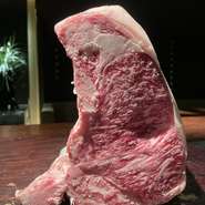 「サカエヤ」さんの和牛経産牛の骨付きの塊サーロイン
ひと口噛めば旨味ある肉汁が口の中全体に広がります