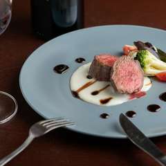 じっくり火入れしたジューシーな『国産牛 赤身肉のロースト季節の野菜添え』