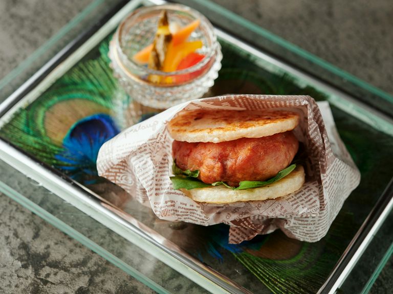 ジビエの素材感を満喫できる『クジャクのライスバーガー』