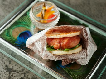 ジビエの素材感を満喫できる『クジャクのライスバーガー』