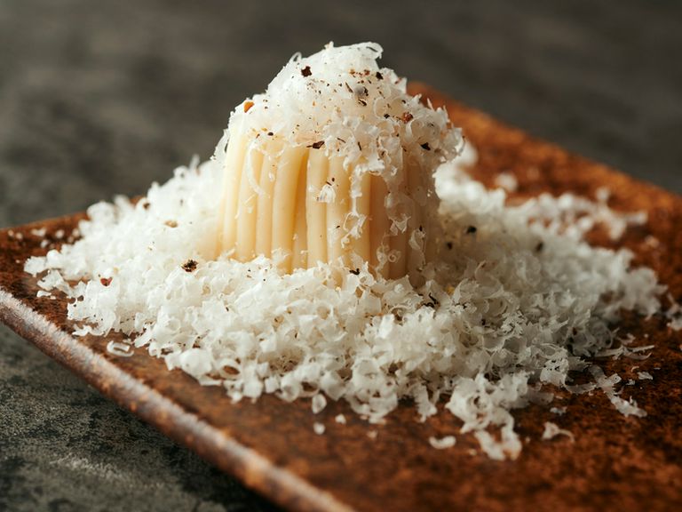 パスタとは思えない独創的なフォルムの『スパゲッティーカルボナーラ』