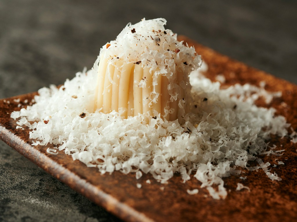 パスタとは思えない独創的なフォルムの『スパゲッティーカルボナーラ』