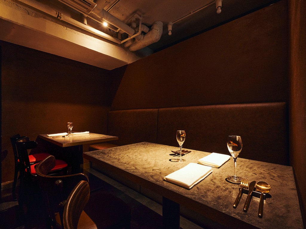 テーブル席が用意され、デートや会食などにオススメ