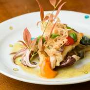 日替わりで多彩な魚料理を提供します。コースの場合はゲストが選んだパスタによってトマト系やクリーム系など相性の良い味付けをします。キジハタやアイナメ、鯛など白身魚が中心。単品でも注文できます。