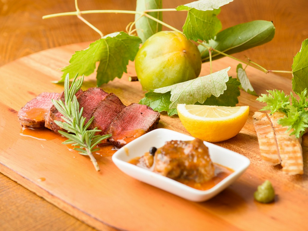 あっさりといただける赤身肉のステーキ『和牛フィレ肉ステーキともう一品』