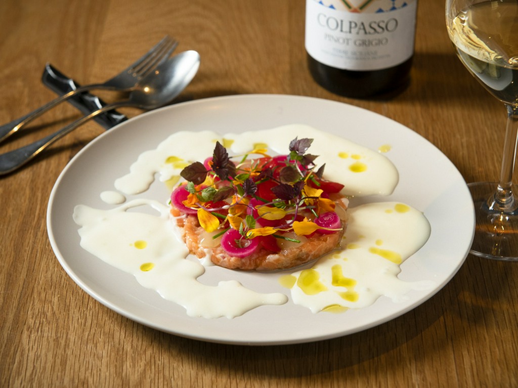 目でも舌でも楽しめる華やかなオードブル『サーモンと甘エビのタルタル』