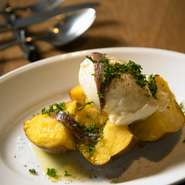 旬のジャガイモを使用し、一度蒸してから素揚げすることで外はカリッ、中はホクホクの食感に。発酵バターとアンチョビ、トリュフオイルが絶妙にマッチ。「これを目的に訪れるゲストも多い」との言葉に納得です。