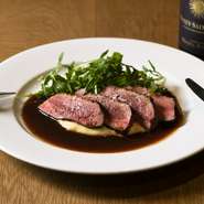 ハンガリー産の鴨胸肉に絶妙に火入れし、しっとりとやわらかなローストに。肉の旨みがしっかりと感じられる一品は、味わい深い赤ワインソースで。好みの赤ワインとペアリングして楽しむのがオススメです。