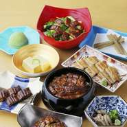 人気の骨せんべいに肝焼き、うざくや主役のひつまぶしなど、鰻料理を豊富に堪能するならうなぎ会席がオススメです。4種類が用意されていて、どれもデザート付き。ハレの日の会食にぴったりです。