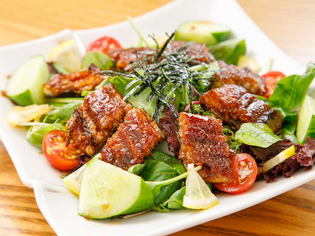 鰻専門店だからこそできる、鰻を主役にしたさっぱりサラダの『うなサラダ』