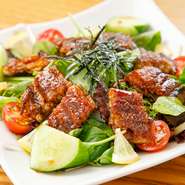 タレ焼きした自慢の鰻を主役にしつつ、ベビーリーフやレタス、トマトと一緒にあえたオリジナルサラダ。黒酢と玉ネギをベースにしたさっぱりとしたドレッシングが、鰻の香ばしさや濃厚な味わいとベストマッチです。