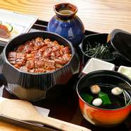 特製タレの風味をひきたてるよう炭火でじっくり仕上げるこちら。そのまま、薬味で、茶漬けと3つの味が楽しめます。