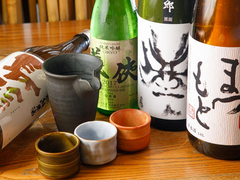 ワインはもちろん、焼酎も！　地元を中心とした日本酒も勢揃い