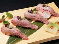 【一貫600円で追加可能です。】
鮮やかな霜降りが入ったA5ランクの山形牛サーロインを、サッと炙って握り寿司で提供します。牛肉の甘い脂が溶け出し、酢飯と融合するおいしさがお口いっぱいに広がります。