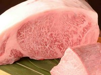 日本全国の牛肉を試食した結果、
これだという逸品は「山形牛」でした。

当店ではA5山形牛から脂がしつこくない物を選び、
さらに精肉店の専用冷蔵庫で1ヶ月以上熟成。