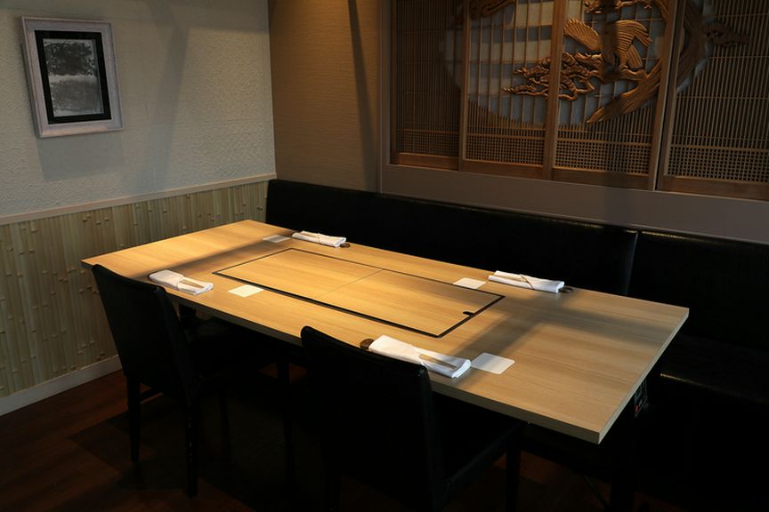 4人掛けテーブル。店内のあちこちに見られる美しい意匠