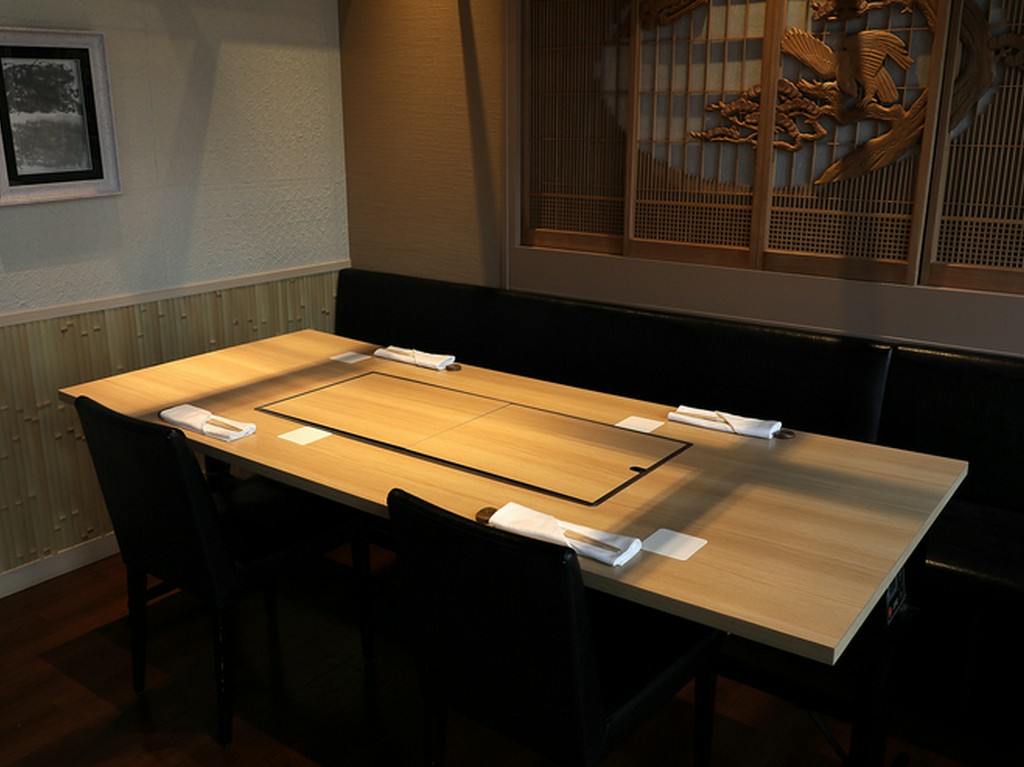 4人掛けテーブル。店内のあちこちに見られる美しい意匠